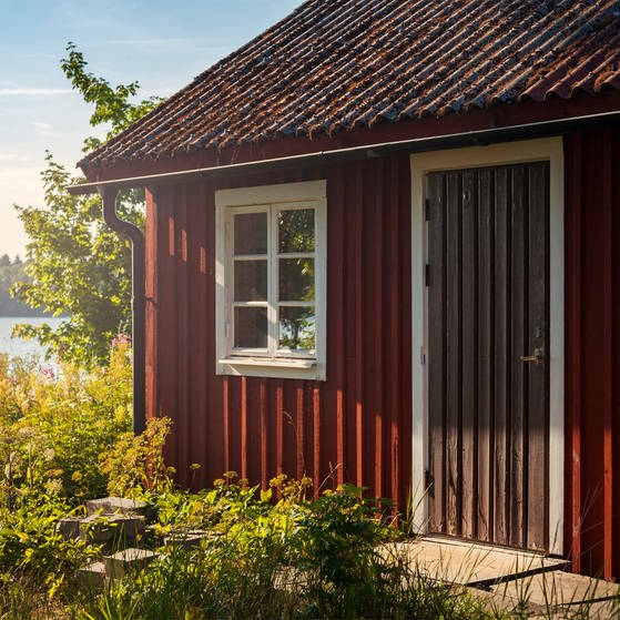 Typisch schwedisch: Vor allem in der Mitte Schwedens gibt es überall die roten Häuschen. (Foto: Colourbox)