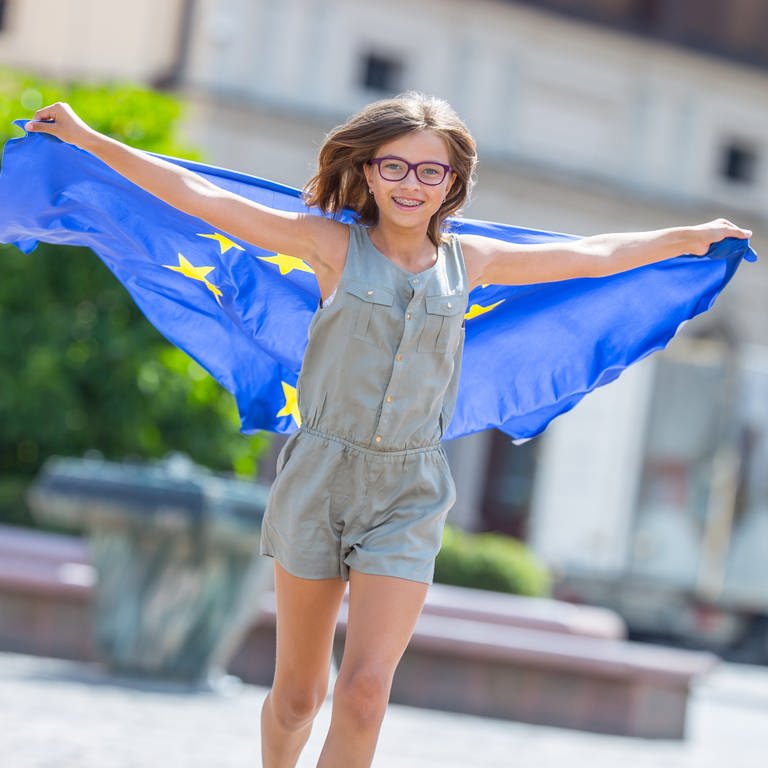 Mädchen mit EU-Flagge (Foto: Colourbox)