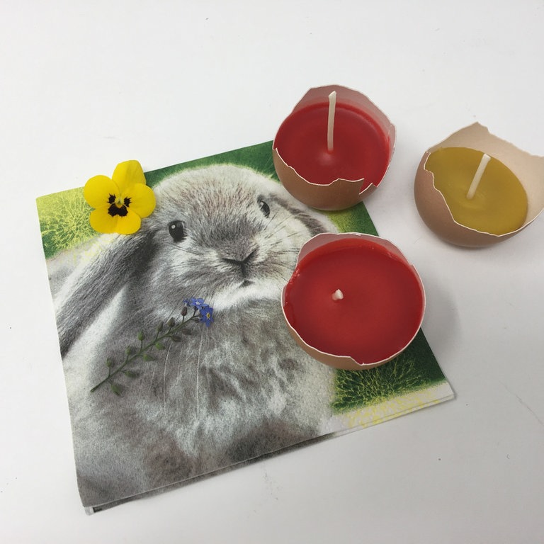 Selbstgemachte Ostereikerzen (Foto: SWR)