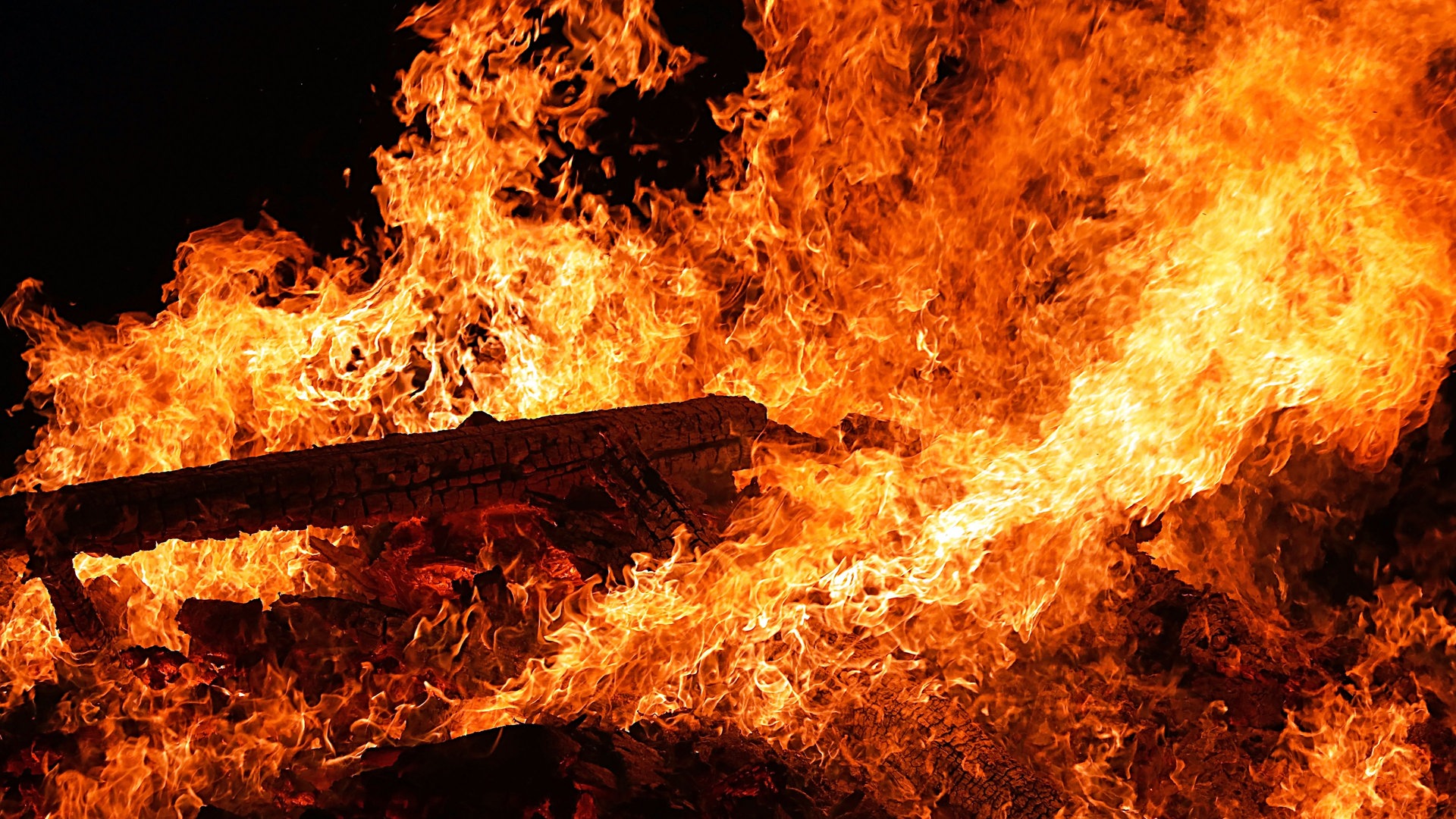 Foto: Colourbox Ein großes Osterfeuer (Foto: Colourbox)