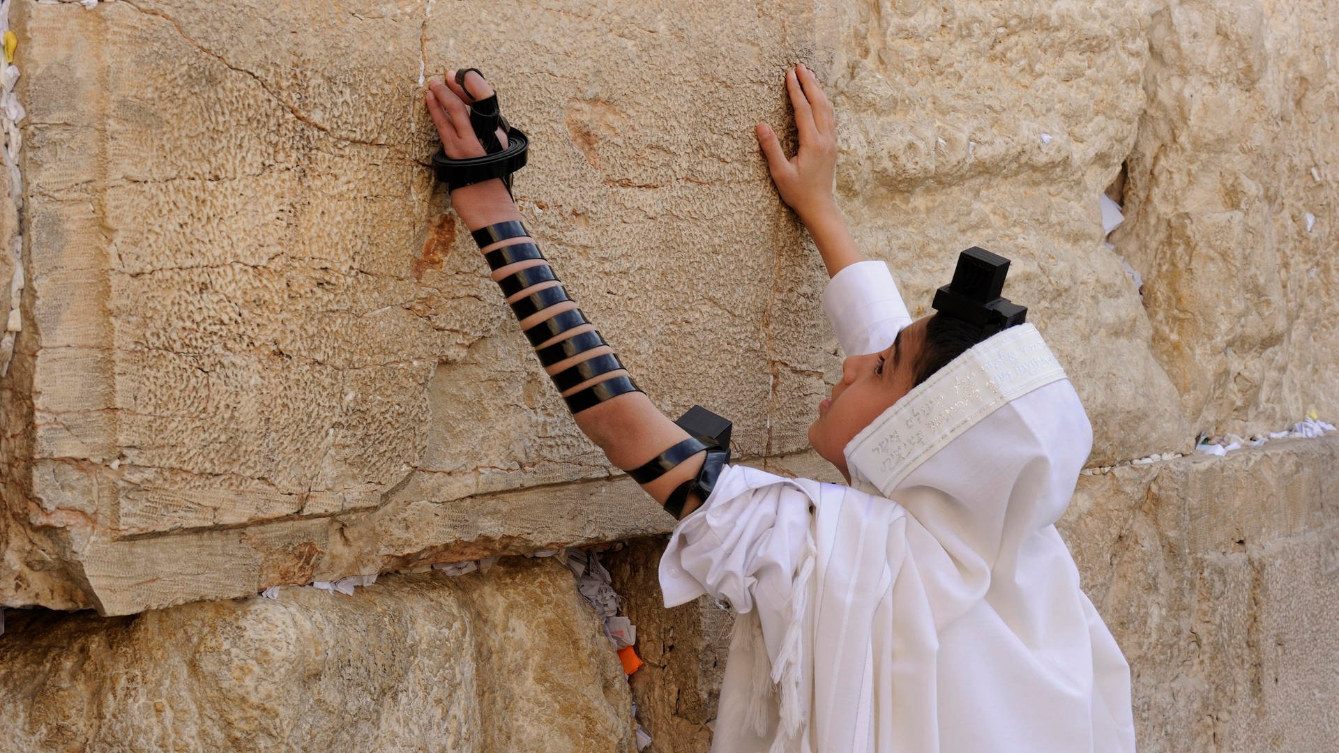 Ein betender jüdischer Jugendlicher an der Klagemauer (Foto: picture-alliance / Reportdienste, imageBROKER | Klaus-Werner Friedrich)