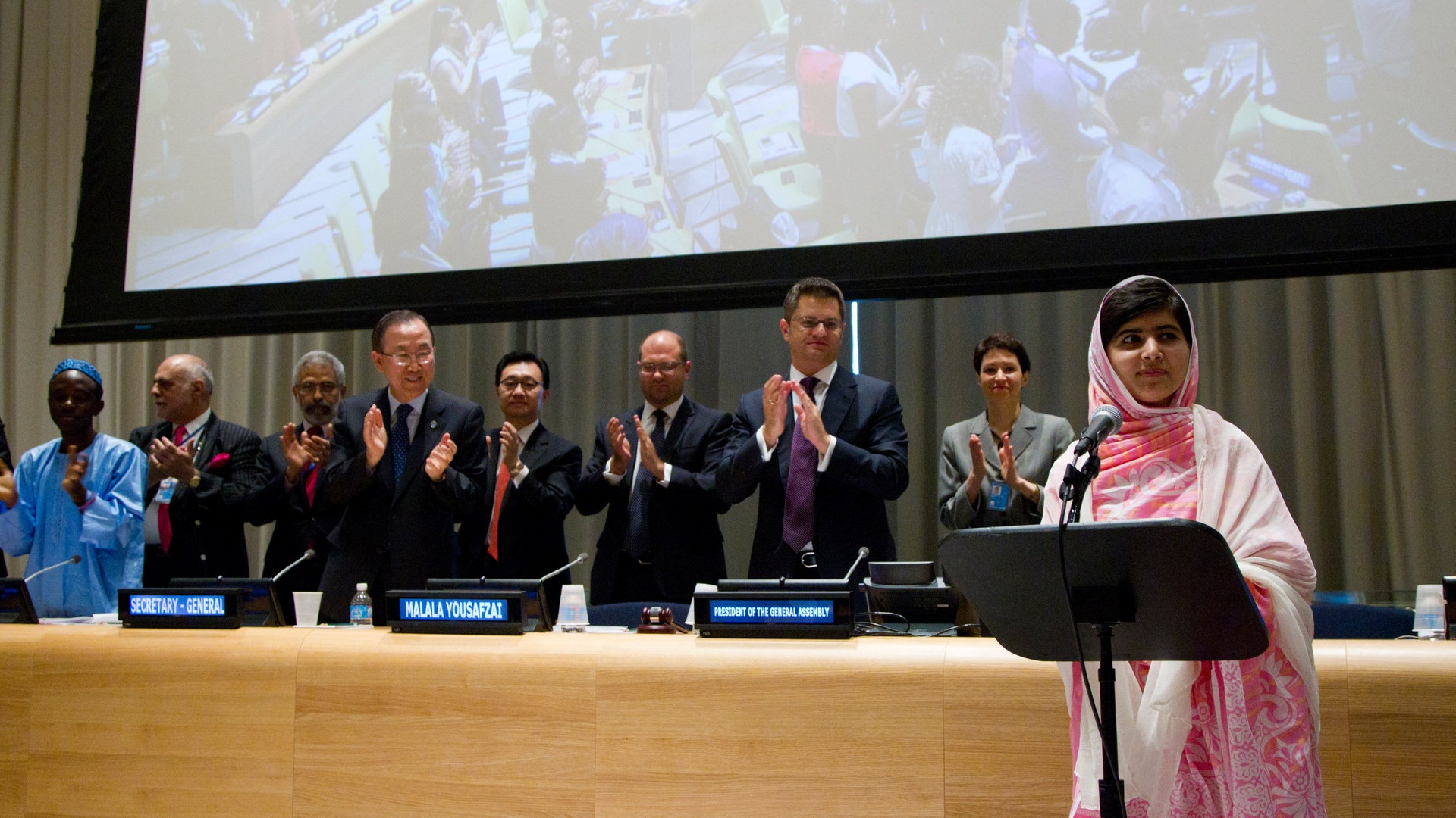 Foto: Trusteeship Council Chambers / UN Photo / Rick Bajornas Nach der Rede von Malala über das Recht aller Kinder auf Bildung stehen die Menschen auf und klatschen Beifall. (Foto: Trusteeship Council Chambers / UN Photo / Rick Bajornas)