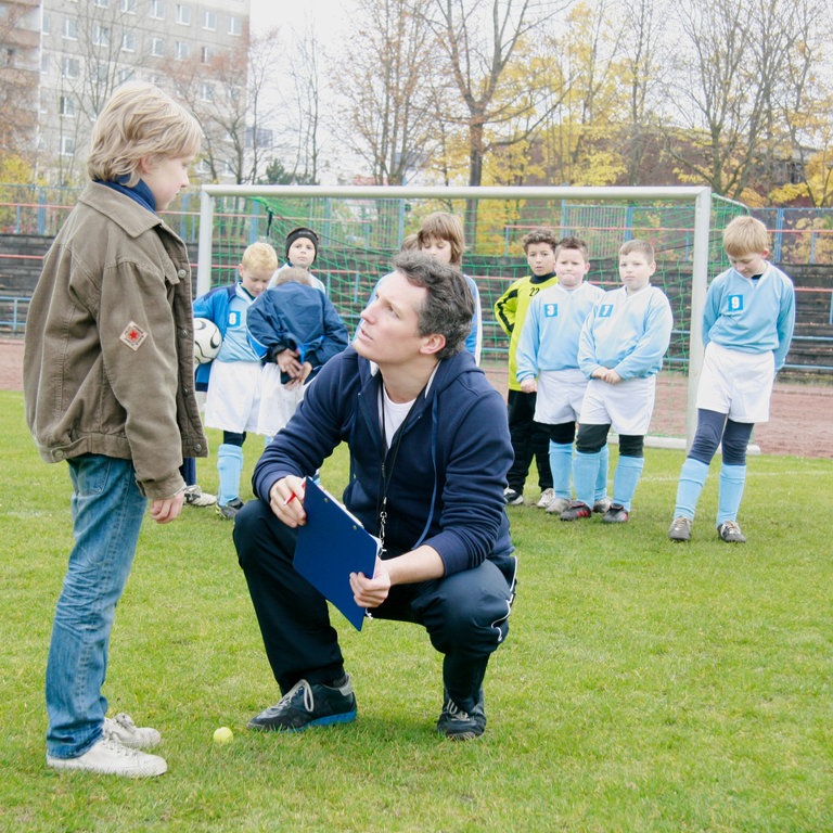 Kevin sagt Herrn Lammers, dass er nicht spielen kann Kevin. (Foto: SWR, MDR)