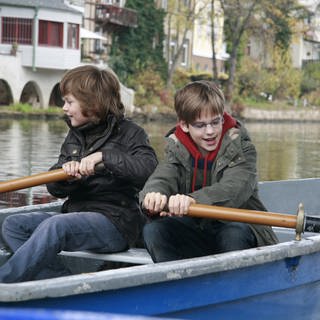 Moritz und Justin sitzen in einem Ruderboot und paddeln. (Foto: SWR, MDR)
