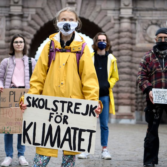 Greta mit Maske und drei weiteren Aktivist*innen (Foto: picture-alliance / Reportdienste, picture alliance / Johan Jeppsson | Johan Jeppsson/TT)