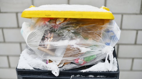 Foto: picture-alliance / Reportdienste, Frank May Eine gelbe Abfalltonne für Verpackungsmüll (Foto: picture-alliance / Reportdienste, Frank May )