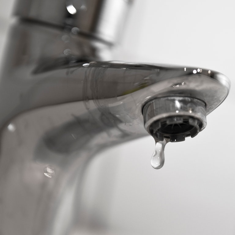 Tropfender Wasserhahn im Bad (Foto: picture-alliance / Reportdienste, dpa Themendienst | Jens Schierenbeck)