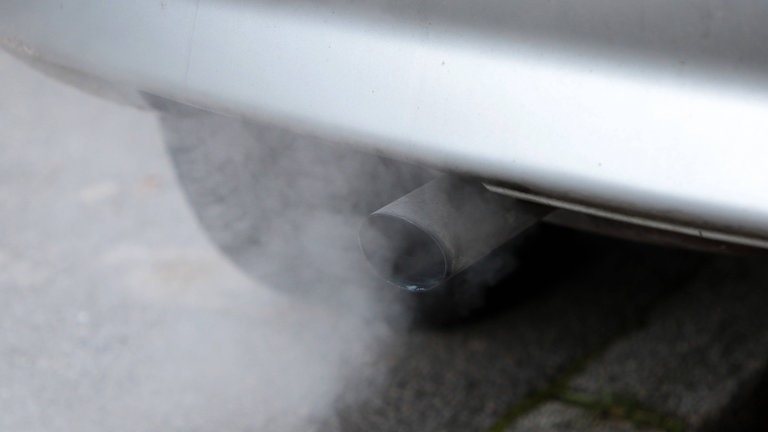 Autoabgase gelangen in die Luft und verpesten die Umwelt (Foto: IMAGO, Gottfried Czepluch)