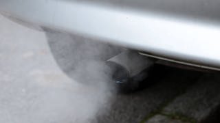 Autoabgase gelangen in die Luft und verpesten die Umwelt (Foto: imago images, Gottfried Czepluch)