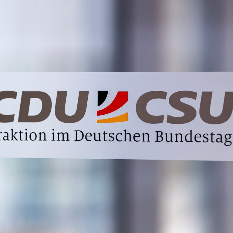 Hinweisschild auf die CDUCSU-Fraktion im Deutschen Bundestag. (Foto: picture-alliance / Reportdienste, picture alliance / Geisler-Fotopress | Christoph Hardt/Geisler-Fotopres)