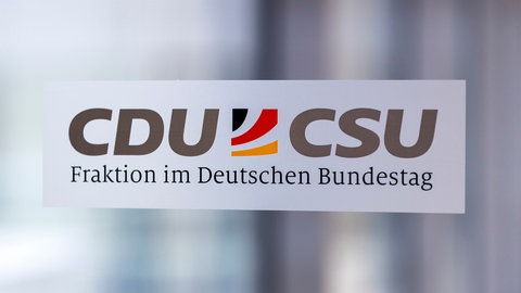 Hinweisschild auf die CDUCSU-Fraktion im Deutschen Bundestag. (Foto: picture-alliance / Reportdienste, picture alliance / Geisler-Fotopress | Christoph Hardt/Geisler-Fotopres)
