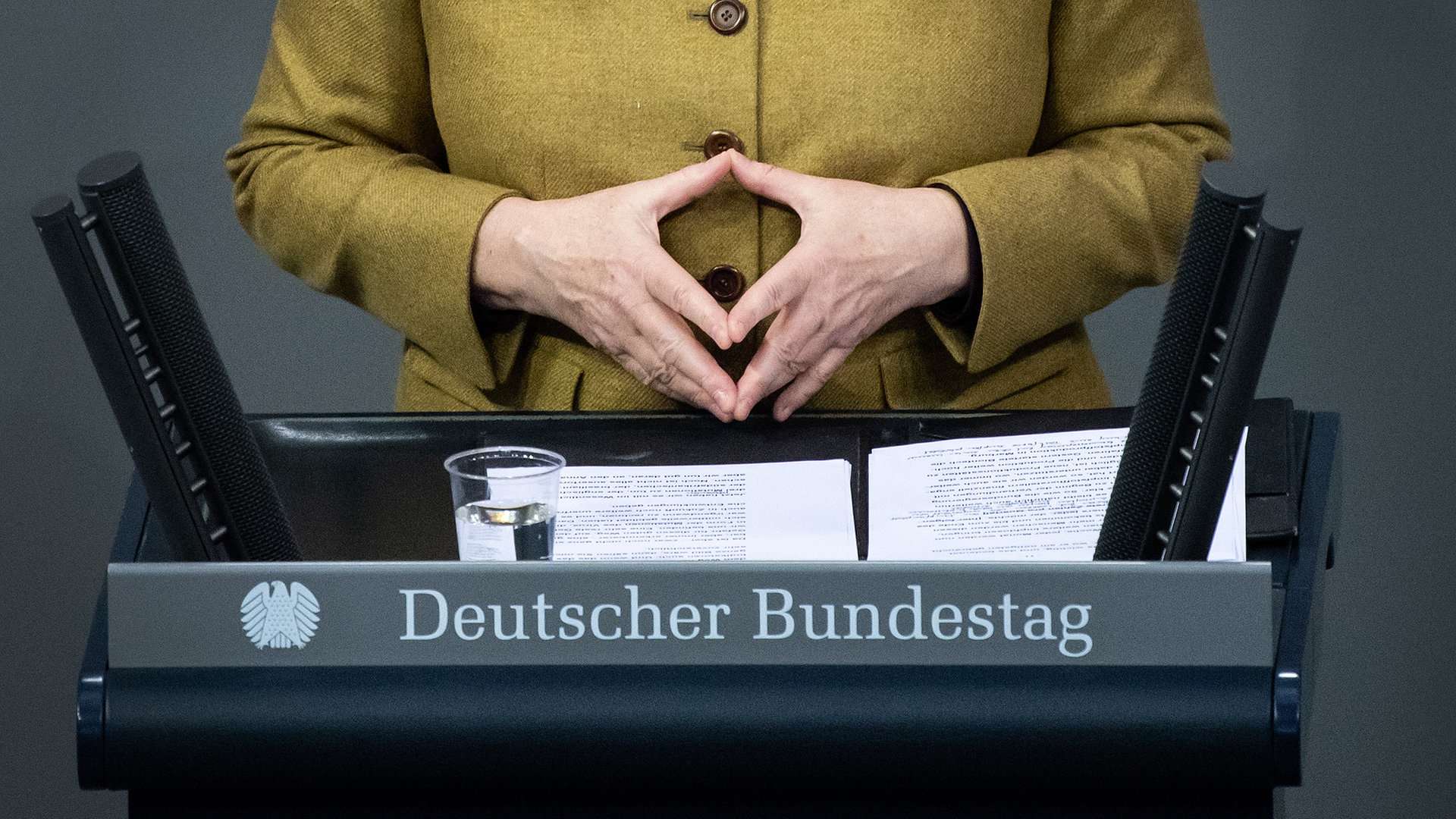 Foto: picture-alliance / Reportdienste, picture alliance/dpa | Bernd von Jutrczenka Bundeskanzlerin Angela Merkels berühmte Dreieck-Geste (Foto: picture-alliance / Reportdienste, picture alliance/dpa | Bernd von Jutrczenka)