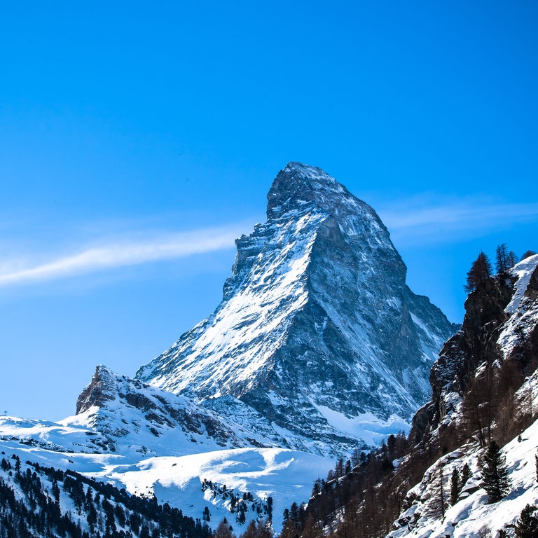 Ein Berg unter blauem Himmel (Foto: Colourbox)