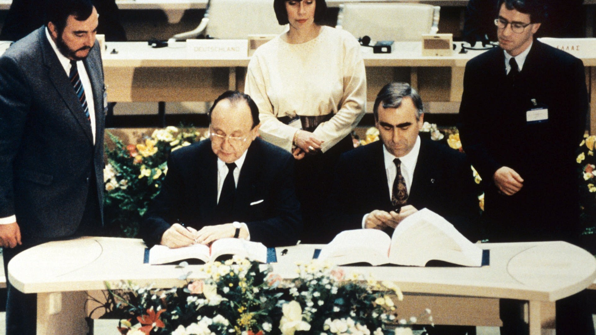 Die Politiker Genschel und Waigel unterzeichnen 1992 den Vertrag von Maastrich (Foto: picture-alliance / Reportdienste, Picture Alliance)