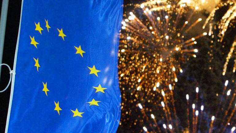 Die EU-Flagge und ein Feuerwerk  (Foto: picture-alliance / Reportdienste, Jens Wolf dpa/lsn)