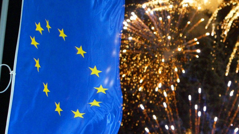 Foto: picture-alliance / Reportdienste, Jens Wolf dpa/lsn Die EU-Flagge und ein Feuerwerk (Foto: picture-alliance / Reportdienste, Jens Wolf dpa/lsn)