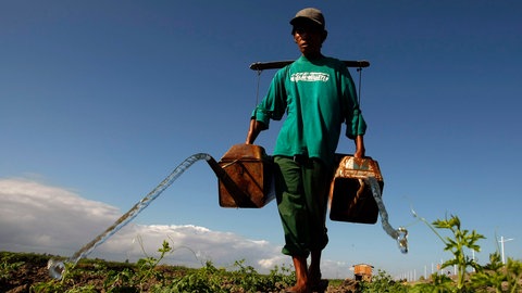 Ein philippinischer Bauer bewässert seine trockenen Felder (Foto: picture-alliance / Reportdienste, Picture Alliance)