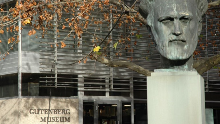 Foto: SWR Gutenberg Skulptur vor dem Gutenberg Museum (Foto: SWR)