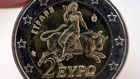 Griechische Zwei-Euro-Münze (Foto: picture-alliance / Reportdienste, EPA)