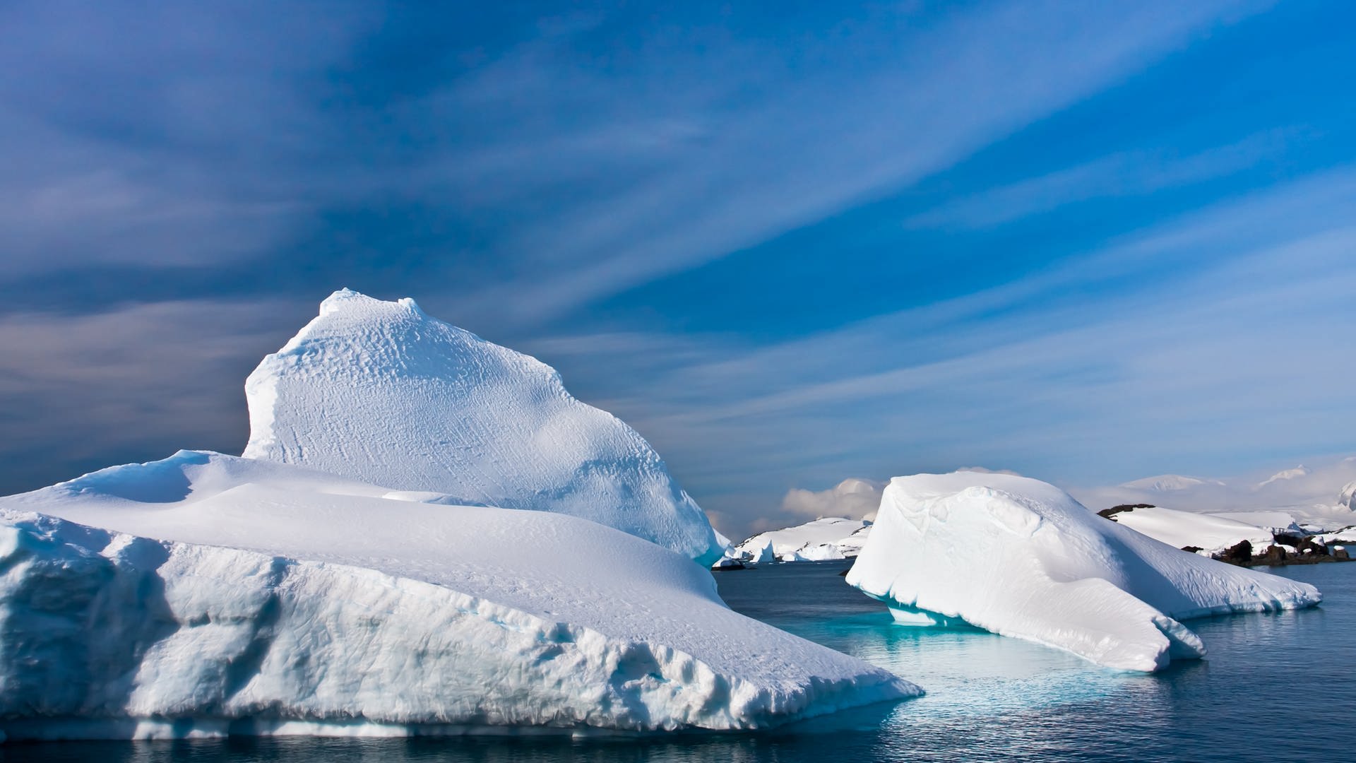 Eine Eisberg-Landschaft unter blauem Himmel (Foto: Colourbox)