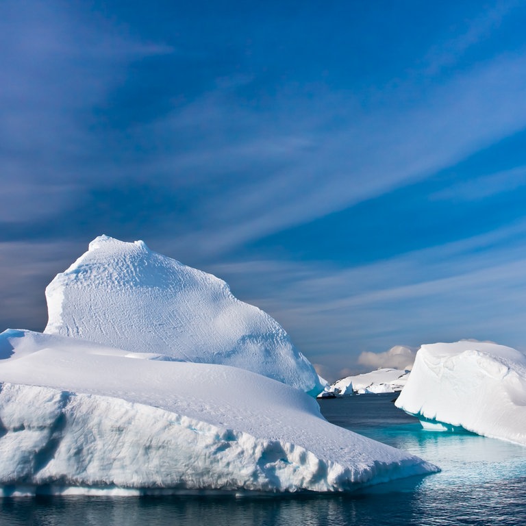 Eine Eisberg-Landschaft unter blauem Himmel (Foto: Colourbox)