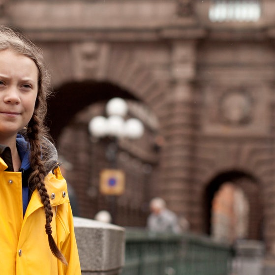 Foto: picture-alliance / Reportdienste, Picture Alliance Greta in ihrer gelben Regenjacke (Foto: picture-alliance / Reportdienste, Picture Alliance)