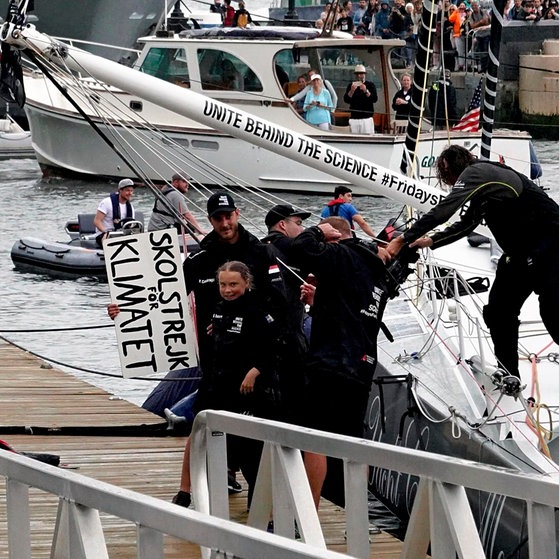 Greta auf dem Weg nach New York mit dem Schiff (Foto: picture-alliance / Reportdienste, picture alliance / TT NEWS AGENCY | Pontus Lundahl/TT)