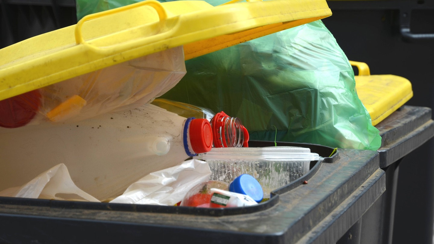 Plastikmüll in der gelben Tonne (Foto: IMAGO, imagebroker)