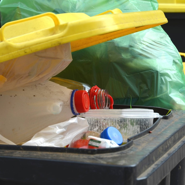 Plastikmüll in der gelben Tonne (Foto: IMAGO, imagebroker)
