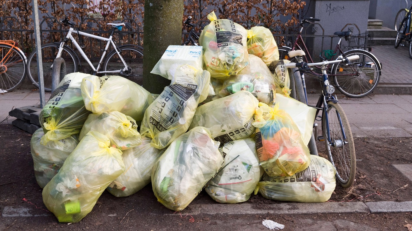 Gelbe Säcke am Straßenrand (Foto: IMAGO, Achim Duwentäster)