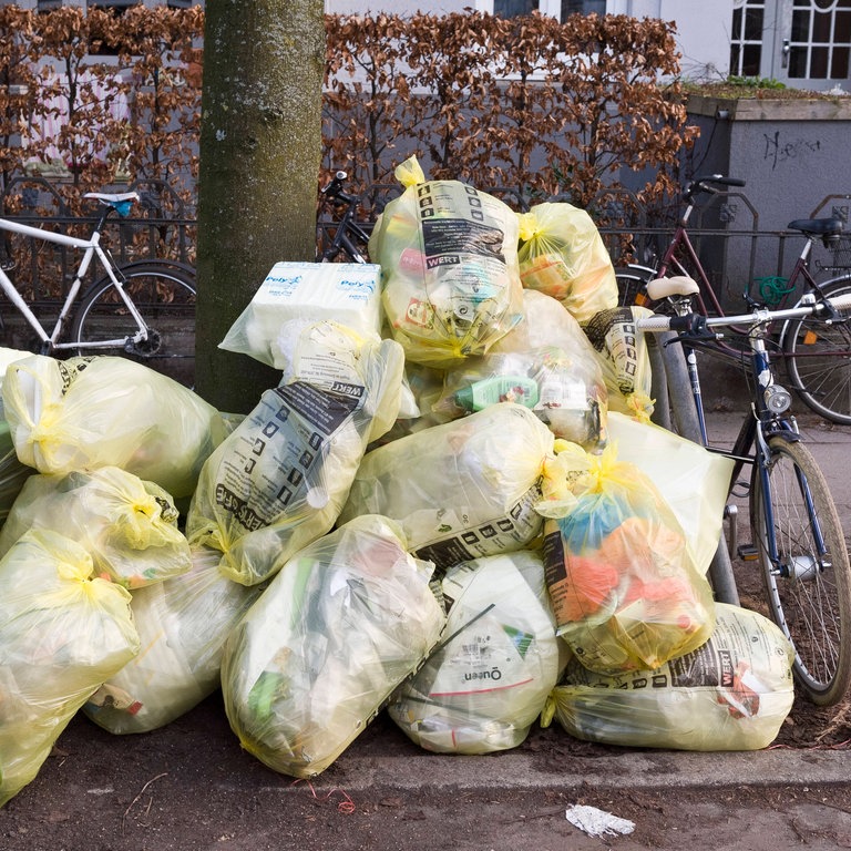 Gelbe Säcke am Straßenrand (Foto: IMAGO, Achim Duwentäster)