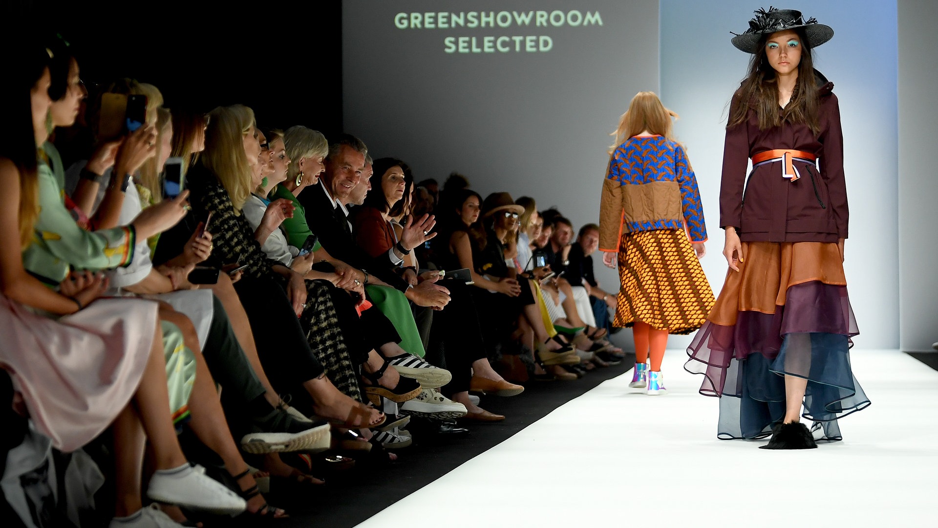 Foto: picture-alliance / Reportdienste, picture alliance/dpa | Britta Pedersen 03.07.2018, Berlin: Models präsentieren nachhaltige Mode bei der Greenshowroom Modeschau. Auf der Berlin Fashion Week werden die Kollektionen für FrühlingSommer 2019 vorgestellt. (Foto: picture-alliance / Reportdienste, picture alliance/dpa | Britta Pedersen)