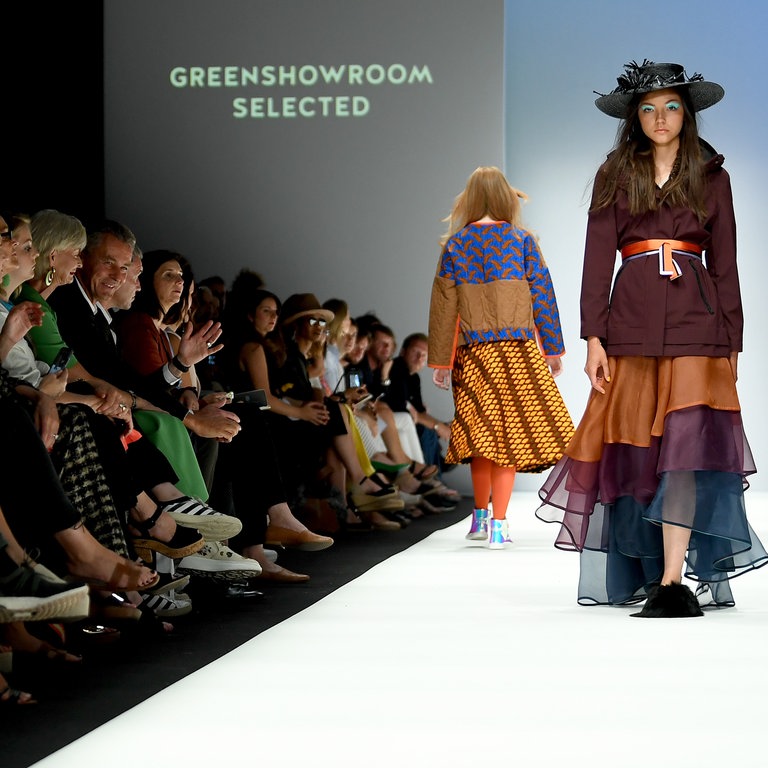 03.07.2018, Berlin: Models präsentieren nachhaltige Mode bei der Greenshowroom Modeschau. Auf der Berlin Fashion Week werden die Kollektionen für FrühlingSommer 2019 vorgestellt. (Foto: picture-alliance / Reportdienste, picture alliance/dpa | Britta Pedersen)
