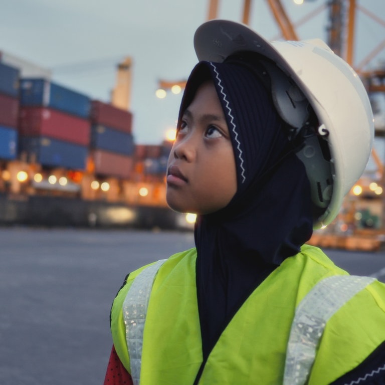 Nina aus Indonesien kämpft gegen Plastikmüll (Foto: SWR, Sonam Rinzin)