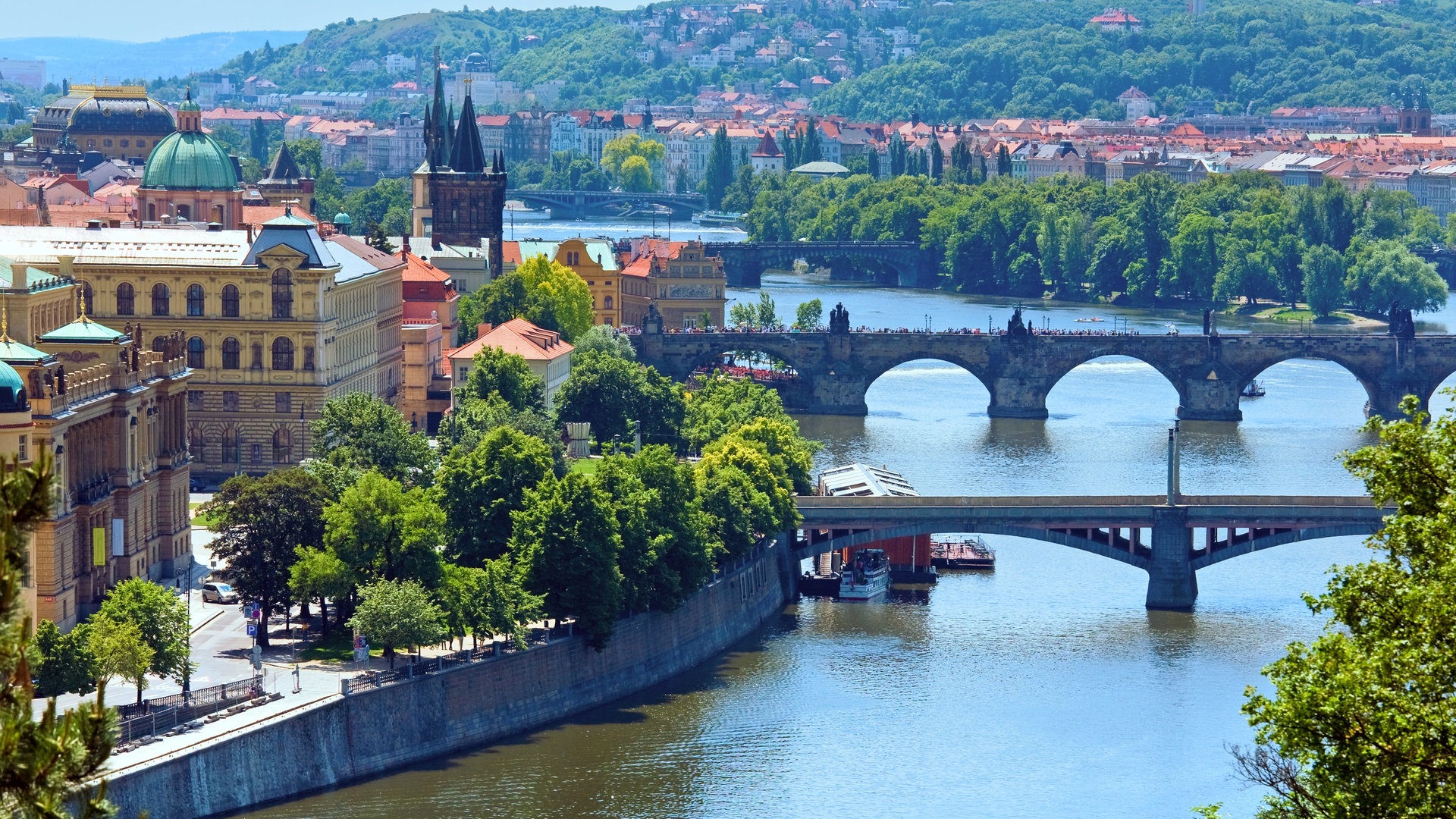 Foto: Colourbox Die Moldau entlang der Altstadt von Prag (Foto: Colourbox)