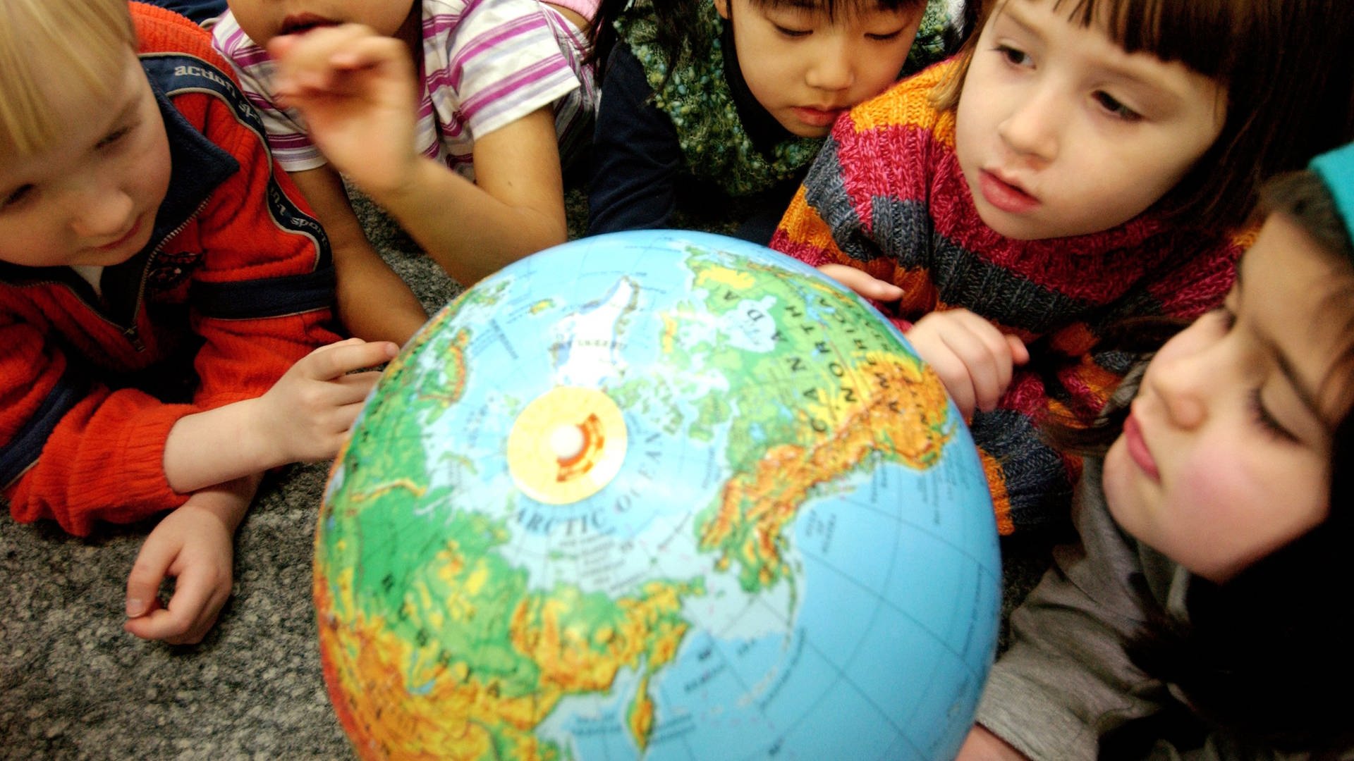 Kinder mit Globus (Foto: picture-alliance / Reportdienste, Foto: Barbara Sax)