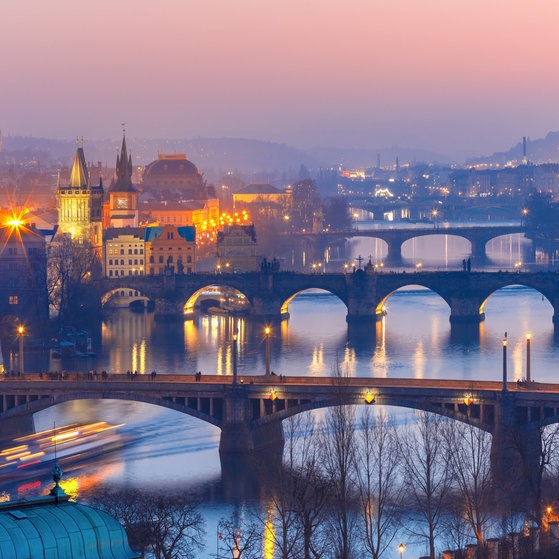 Prags Brücken bei Nacht