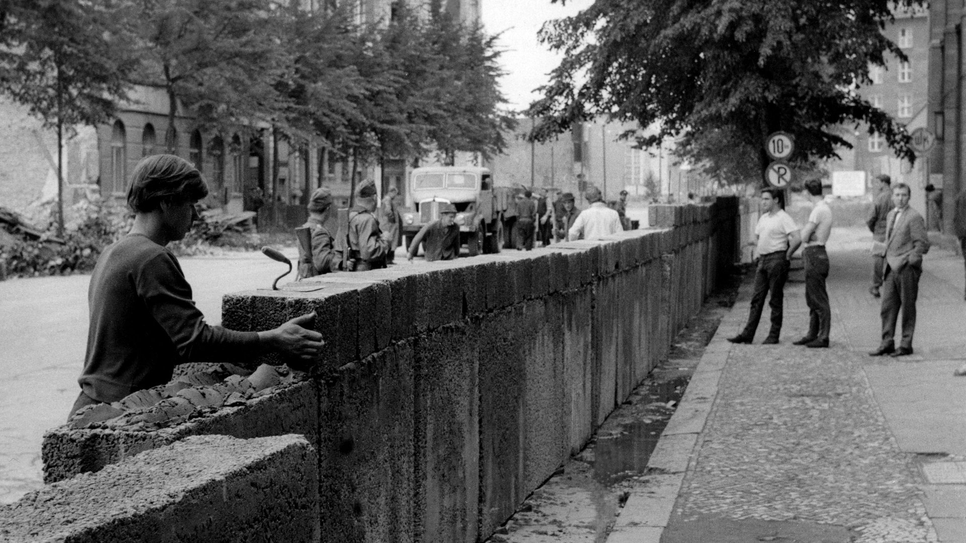 Foto: dpa Bildfunk, Fotograf: Günter Bratke Ein Arbeiter mauert mitten in der Straße (Foto: dpa Bildfunk, Fotograf: Günter Bratke)