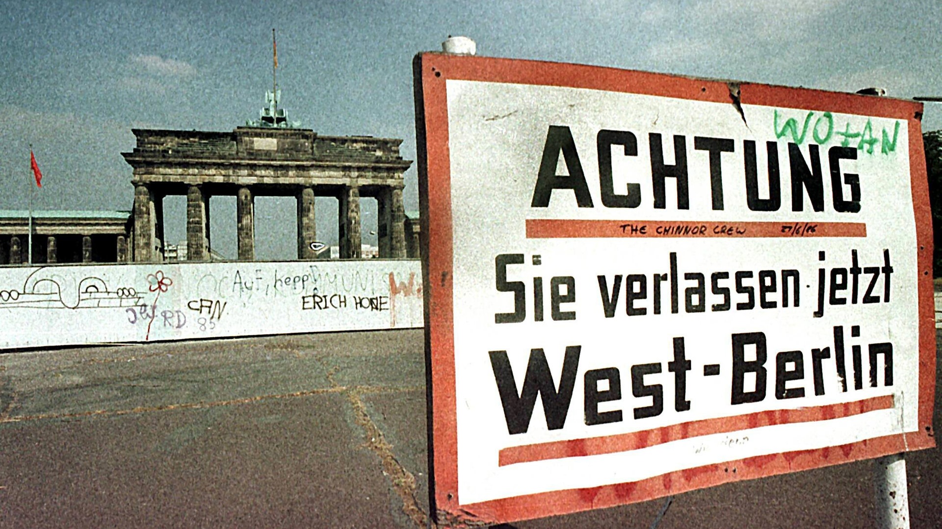 Foto: picture-alliance / Reportdienste, dpa/lbn/Fotograf:Wolfgang Kumm Ein Grenzübergang von Westberlin nach Ostberlin (Foto: picture-alliance / Reportdienste, dpa/lbn/Fotograf:Wolfgang Kumm)