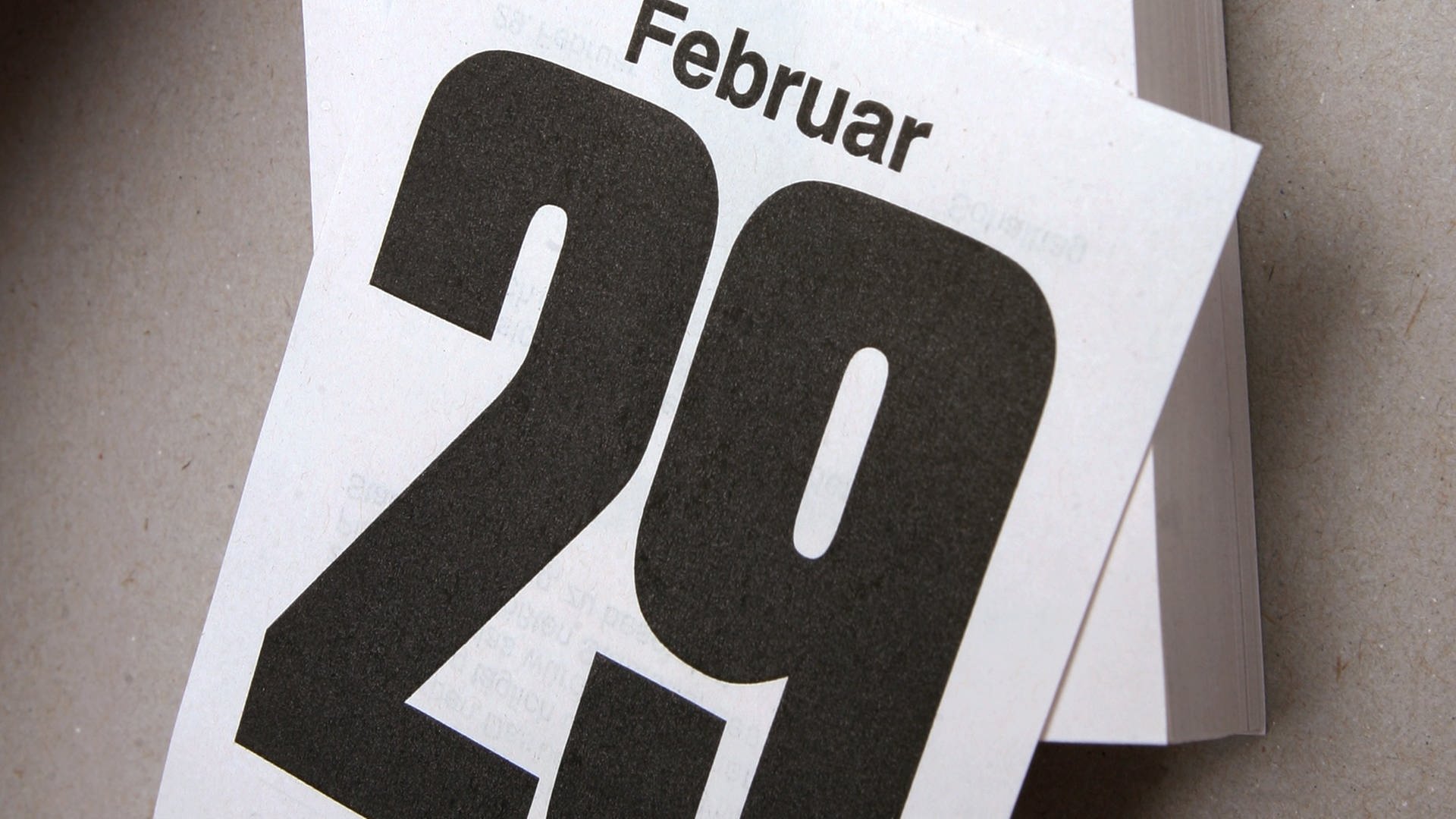 Ein Kalender-Abreißblock: Drauf der 29. Februar 2008 (Foto: dpa Bildfunk, Foto: Holger Hollemann dpa/lni)