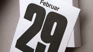 Ein Kalender-Abreißblock: Drauf der 29. Februar 2008 (Foto: dpa Bildfunk, Foto: Holger Hollemann dpa/lni) Ein Kalender-Abreißblock: Drauf der 29. Februar 2008