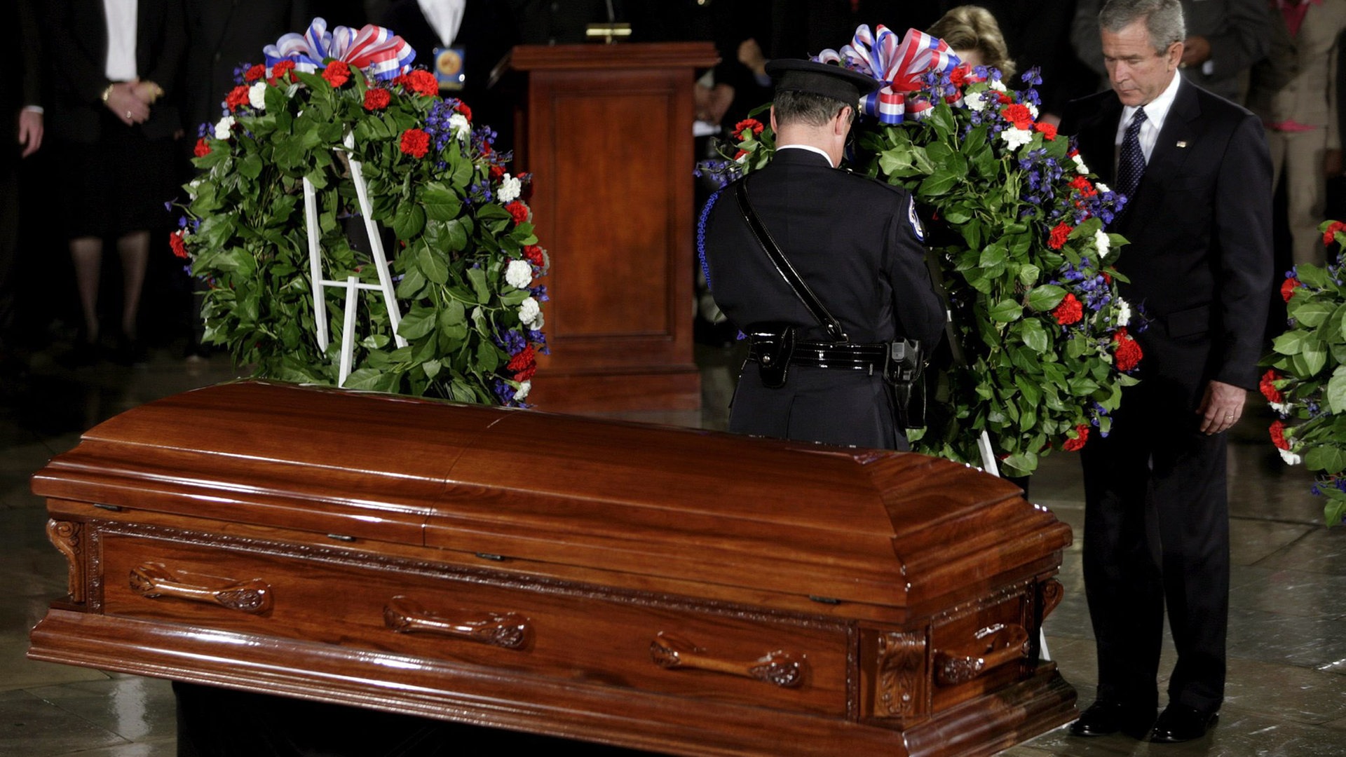 Foto: dpa Bildfunk, Foto: epa Brendan Smialowski US Präsident am Sarg von Rosa Parks (Foto: dpa Bildfunk, Foto: epa Brendan Smialowski)