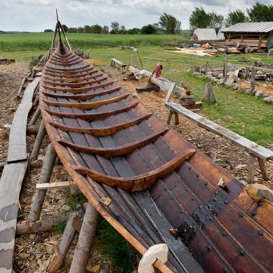 Ein Wikingerboot das fertig gebaut wird (Foto: picture-alliance / Reportdienste, imageBROKER Olaf Krüger)