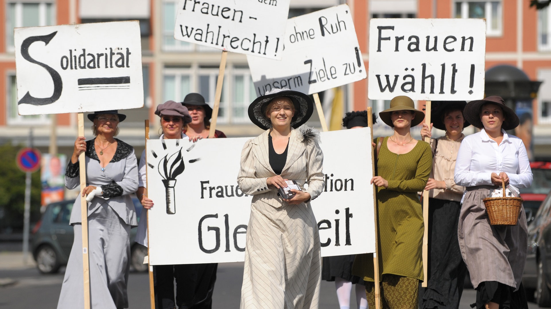 Foto: dpa Bildfunk, Fotograf: Ralf Hirschberger Mit Plakaten und in historischen Gewändern gehen Frauen der Arbeitsgemeinschaft Sozialdemokratischer Frauen (ASF) am Montag (17.08.2009) durch Dresden. Die Frauen wollen mit der Aktion die Wahlrechtsdemonstrationen der Suffragetten vor 100 Jahren nachstellen und die Bürgerinnen bei den bevorstehenden Wahlen zur Teilnahme auffordern. Foto: Ralf Hirschberger dpalsn +++(c) dpa - Bildfunk+++ (Foto: dpa Bildfunk, Fotograf: Ralf Hirschberger)