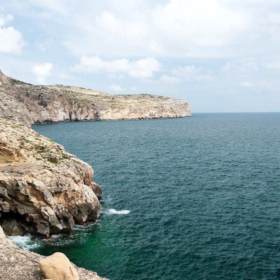 Die rauen Klippen und steinige Küste Maltas (Foto: Colourbox)