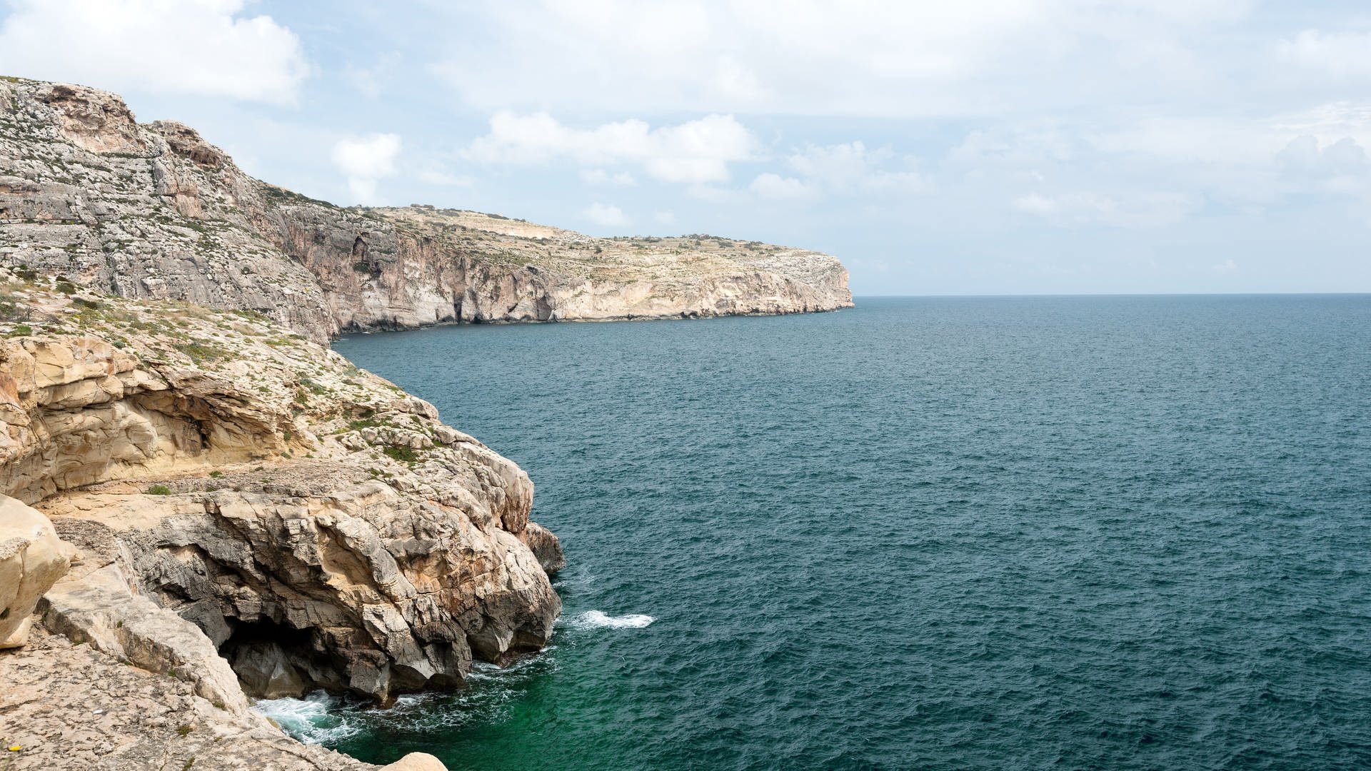 Die rauen Klippen und steinige Küste Maltas (Foto: Colourbox)