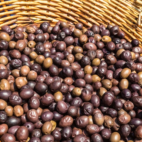 Oliven in einem Korb (Foto: Colourbox)