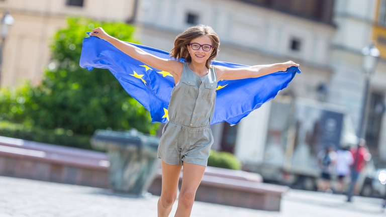 Mädchen mit EU-Flagge