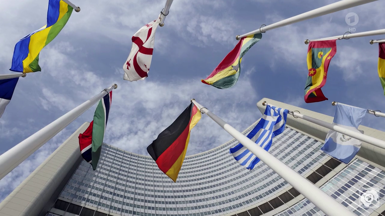 Flaggen vor dem UN-Hauptquartier in New York (Foto: SWR, Screenshot/NDR)