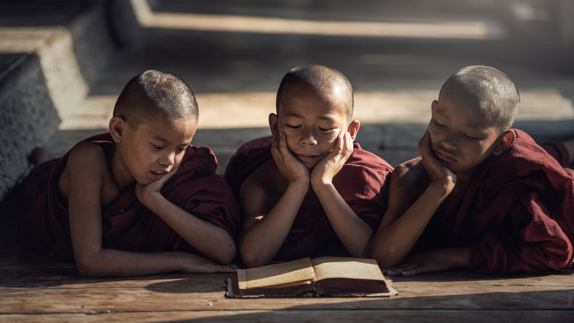 Kinder im buddhistischen Kloster (Foto: Colourbox)